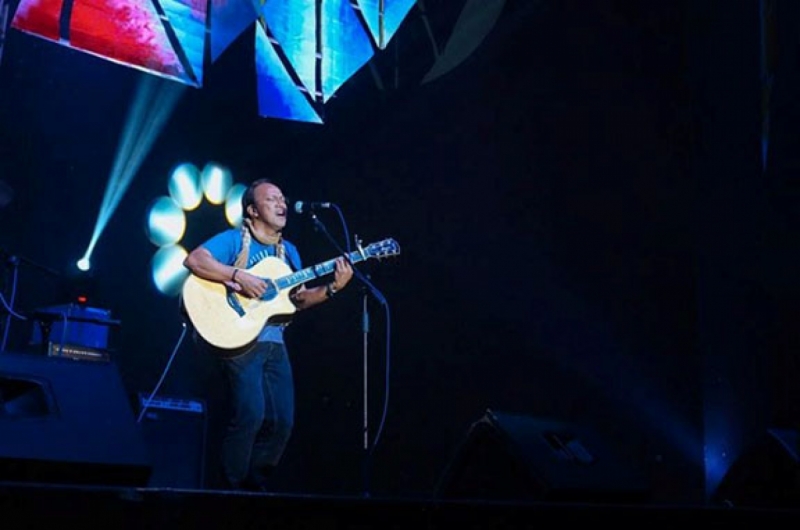 Noel Cabangon sings â€œAko ay Isang Mabuting Pilipinoâ€ during the Tayo Na: Leadership Concert for Nation Building.